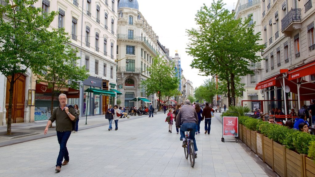 La Presqu\'ile que inclui ciclismo e cenas de rua assim como um grande grupo de pessoas