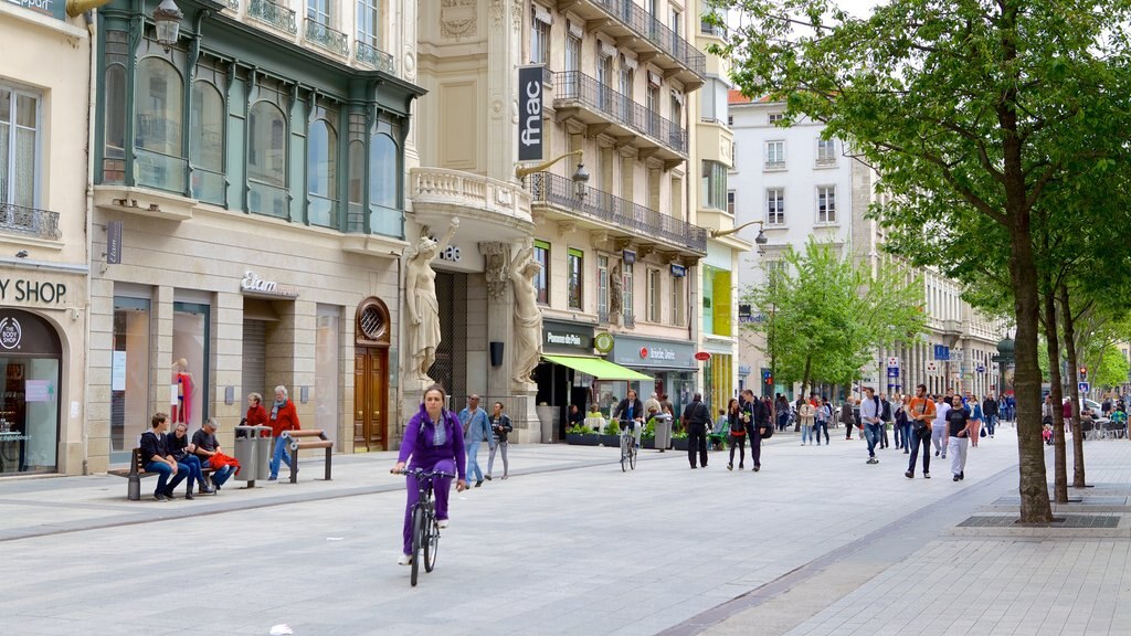 La Presqu\'ile presenterar cykling såväl som en stor grupp av människor