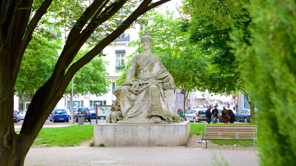 La Presqu\'île qui includes un parc et une statue ou une sculpture