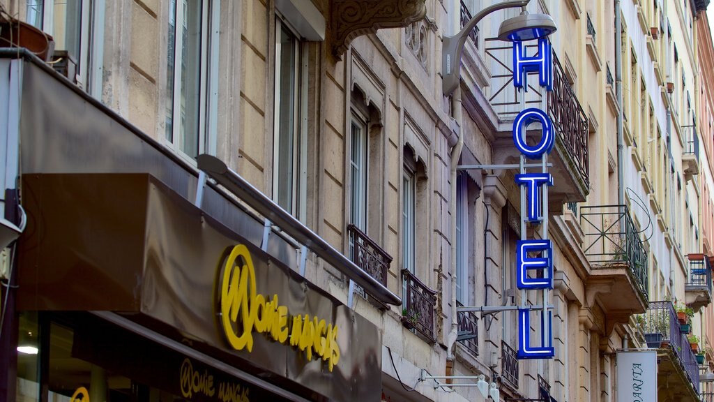 La Presqu\'ile showing signage and a hotel