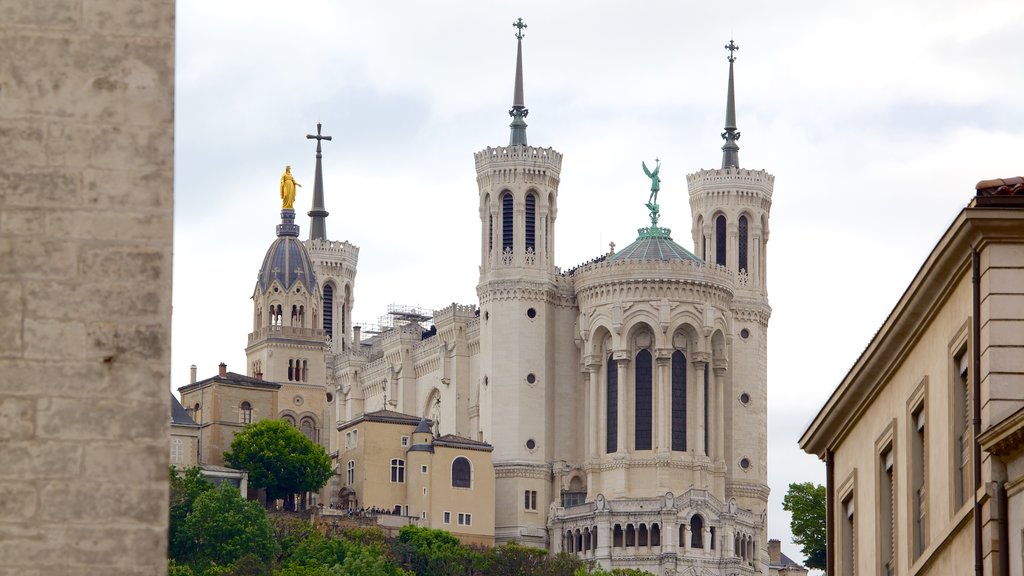 La Presqu\'ile ofreciendo arquitectura patrimonial y una iglesia o catedral