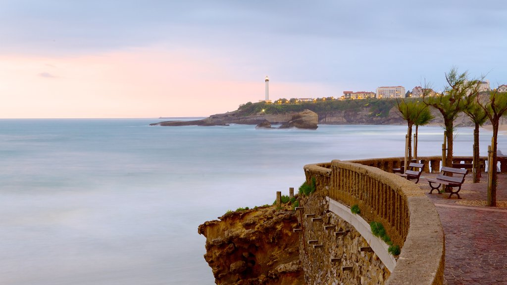 Antigo Porto mostrando paisagens litorâneas e um pôr do sol