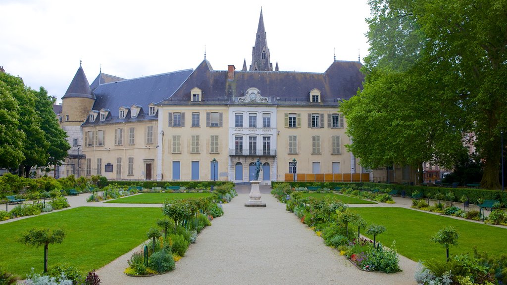 Jardin de Ville ofreciendo un parque y patrimonio de arquitectura