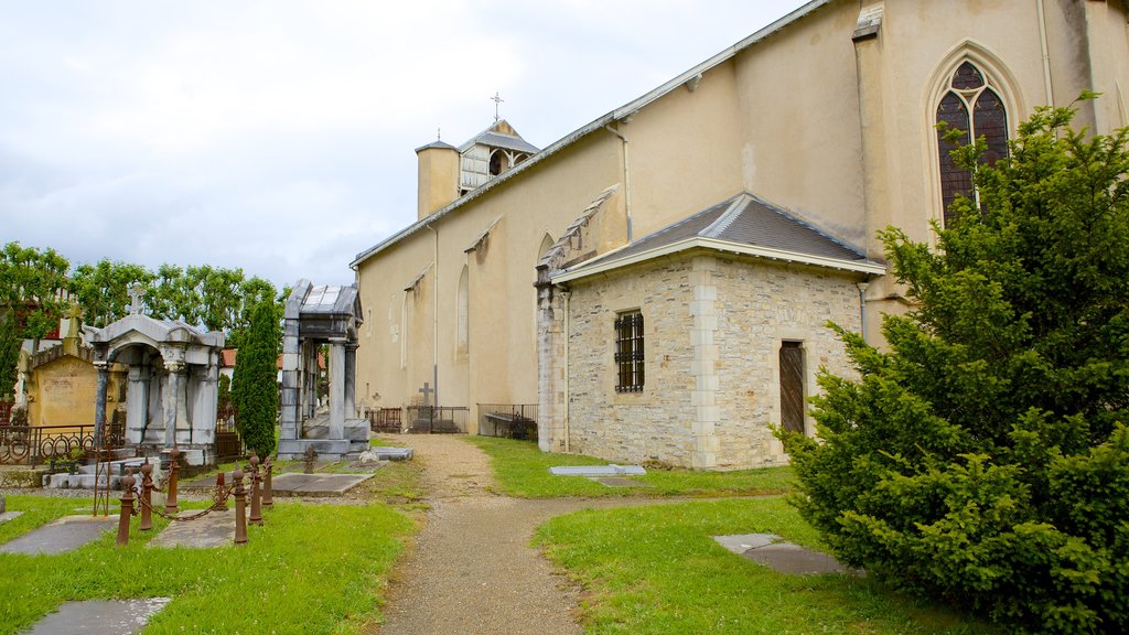 Saint Martin kyrkan presenterar en kyrkogård, religiösa aspekter och historisk arkitektur