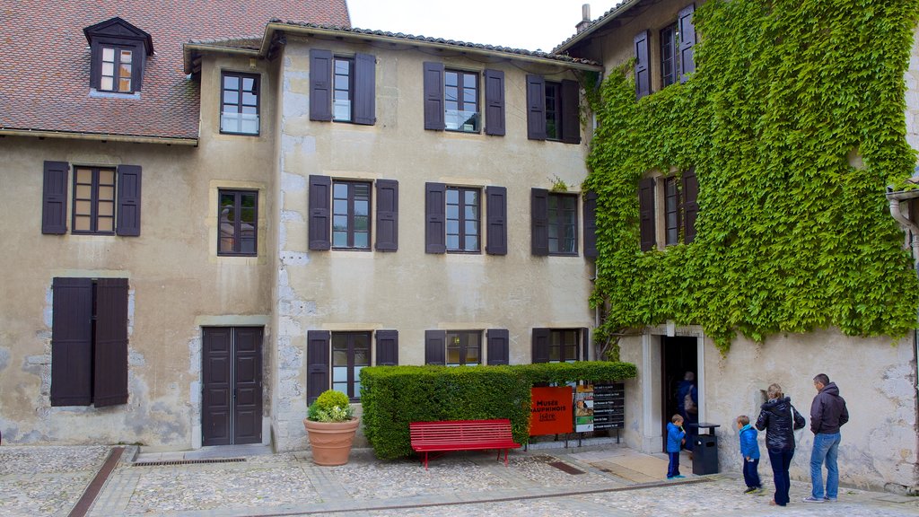 Musée dauphinois y también una familia