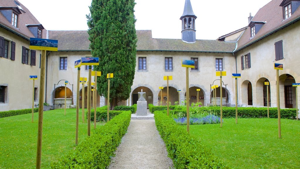 Museu Dauphinois mostrando sinalização e um parque