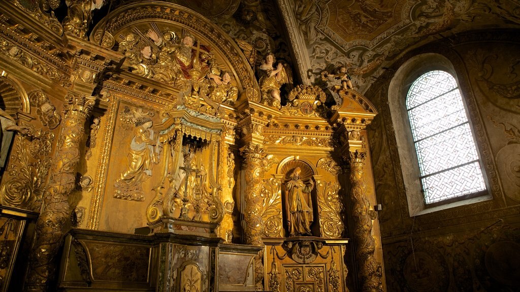 Musée dauphinois que incluye una iglesia o catedral y vistas interiores