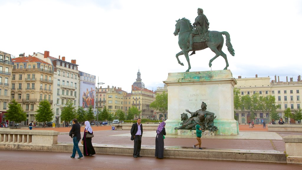 La Presqu\'ile que incluye una estatua o escultura y un parque o plaza y también un pequeño grupo de personas