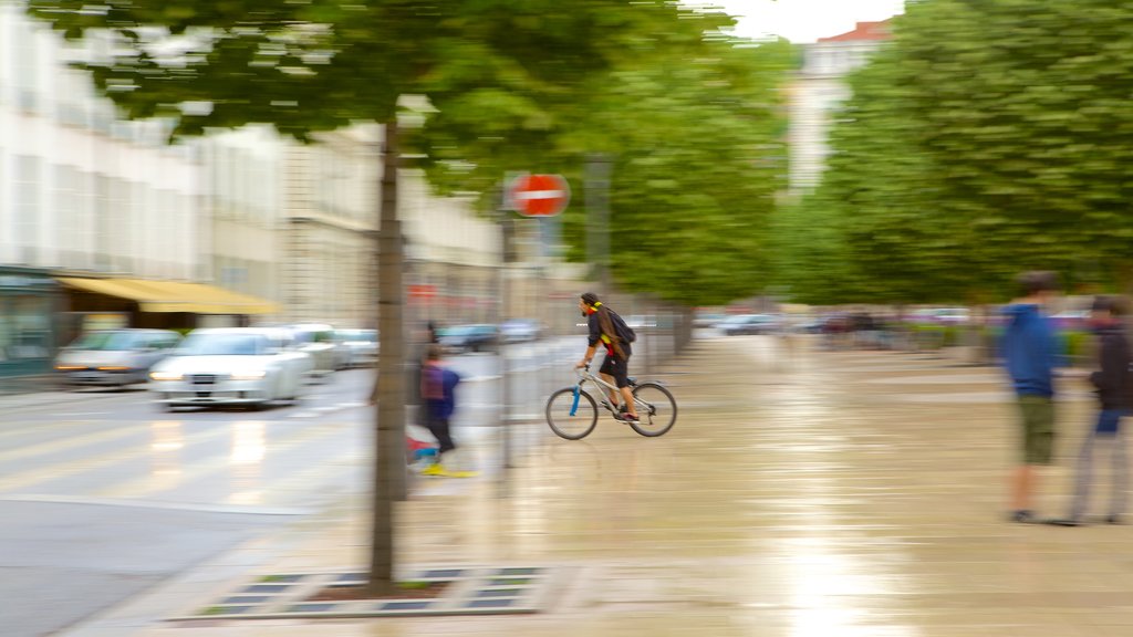 Bellecour-pladsen som omfatter cykling såvel som en mand