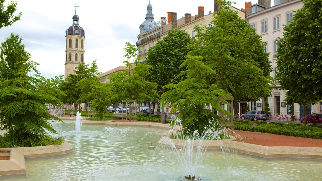 La Presqu\'ile showing a pond and a fountain