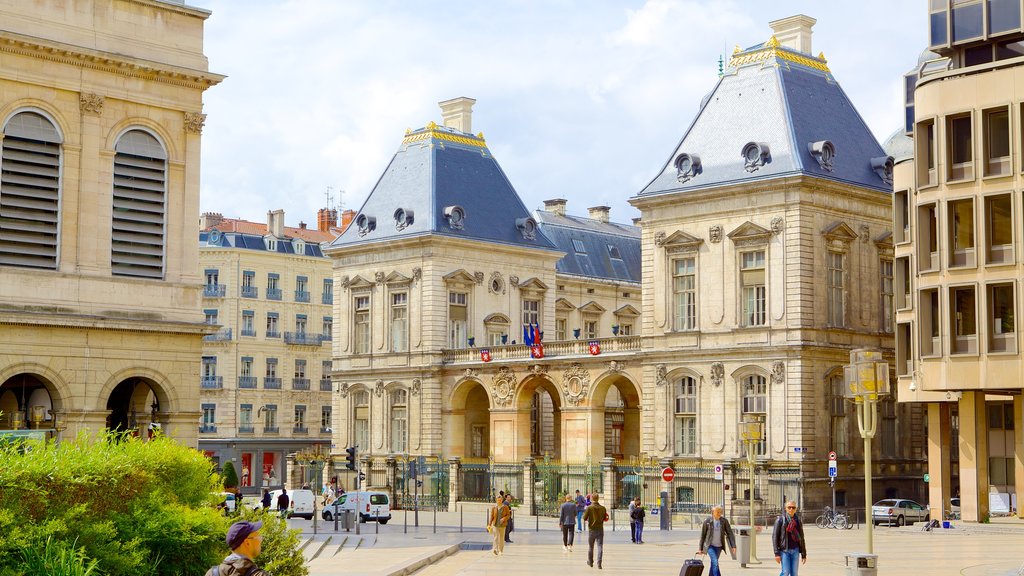 Ópera de Lyon ofreciendo imágenes de calles y también un gran grupo de personas