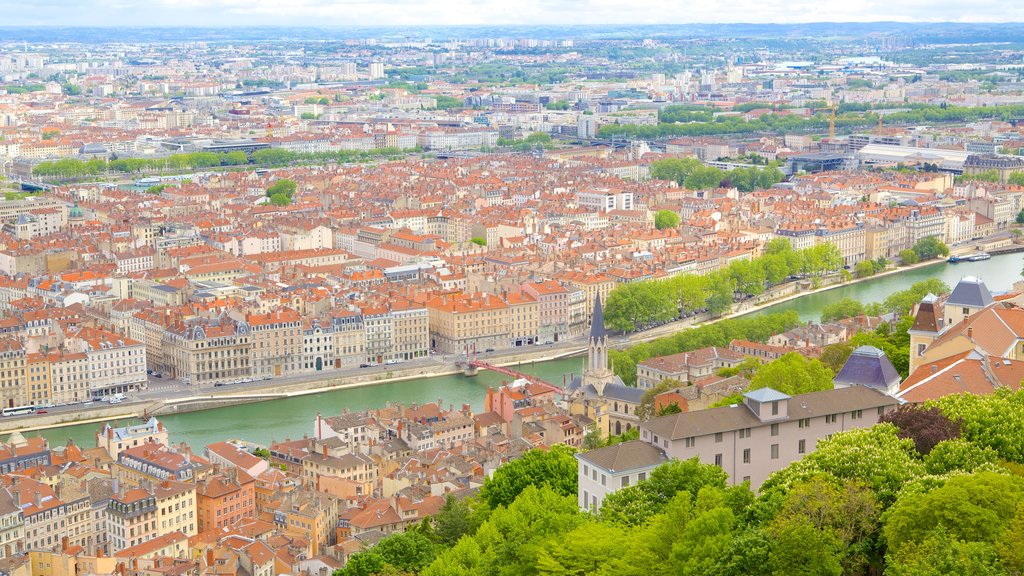 Basílica de Notre Dame mostrando una ciudad