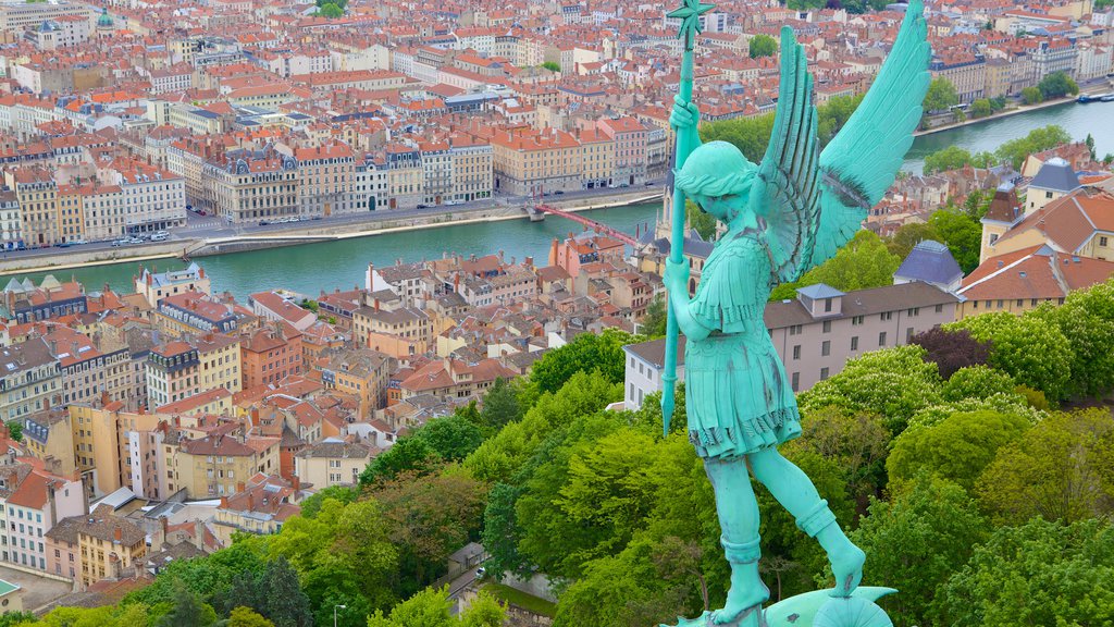 Basilica di Notre Dame che include città e statua o scultura