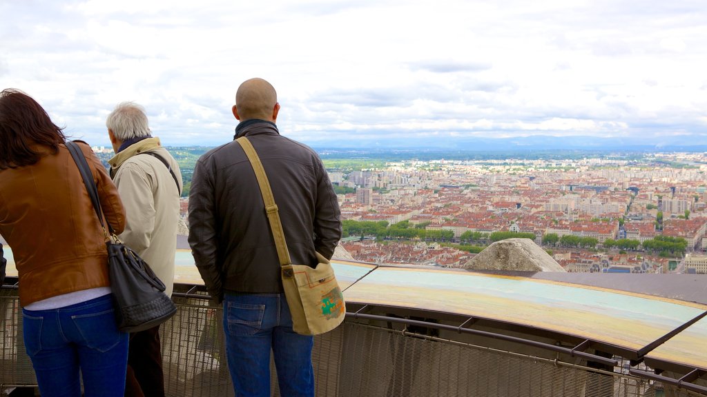 Basílica de Notre-Dame caracterizando paisagens assim como um pequeno grupo de pessoas