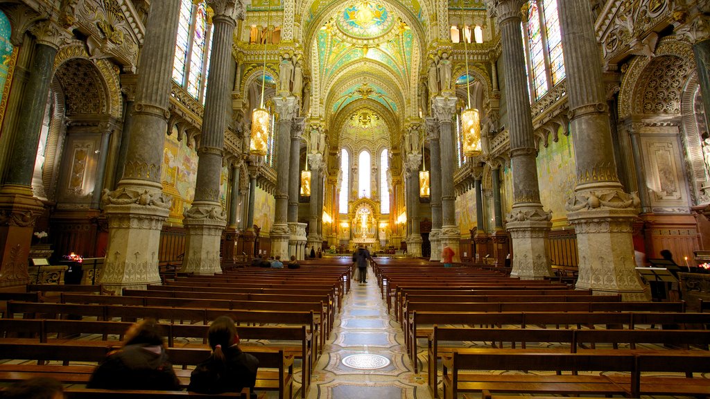 Basílica de Notre-Dame que inclui aspectos religiosos, arquitetura de patrimônio e uma igreja ou catedral