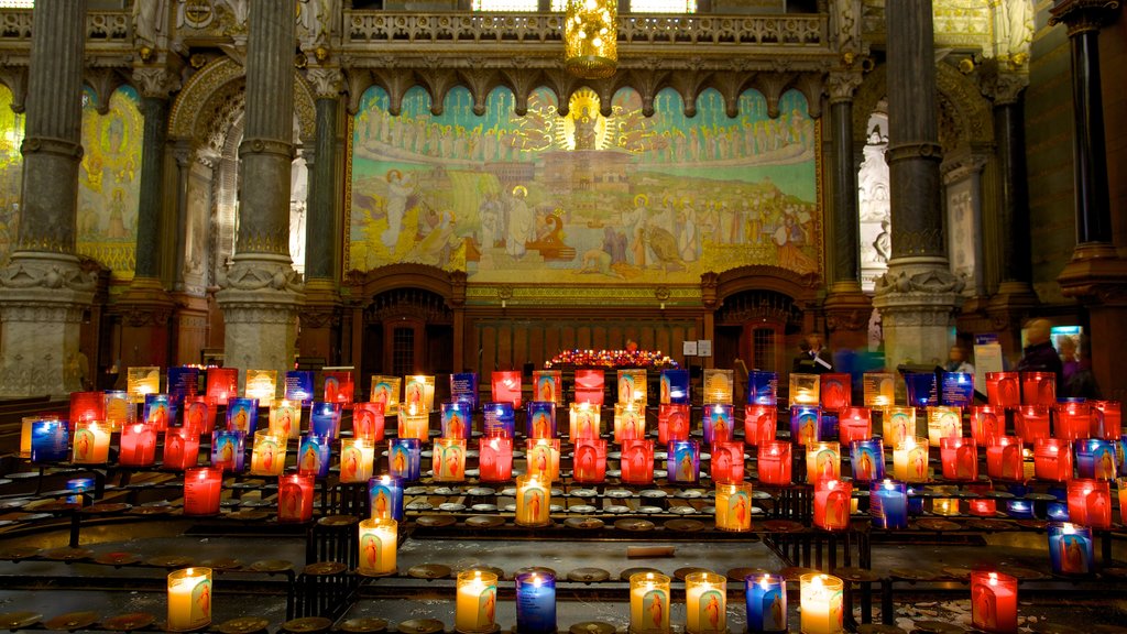 Basílica de Notre Dame mostrando una iglesia o catedral, vista interna y aspectos religiosos