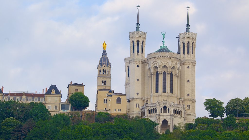 Notre Dame-basilikaen som omfatter en kirke eller en katedral