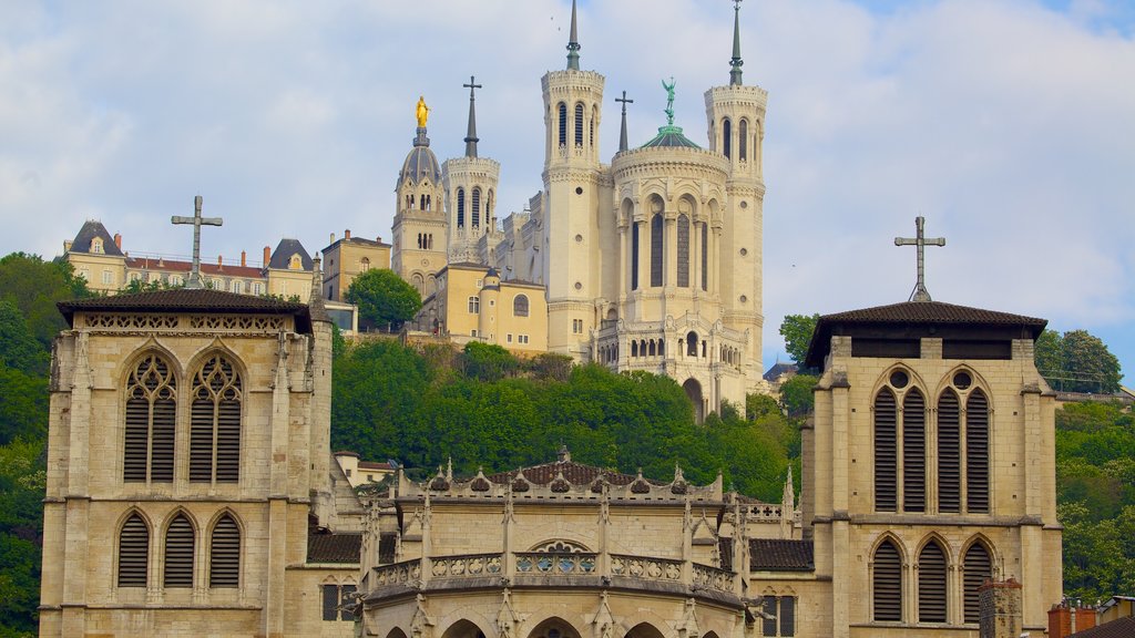 Basílica de Notre Dame mostrando arquitectura patrimonial, una iglesia o catedral y elementos religiosos