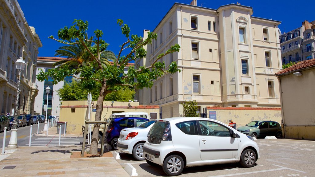 Hotel des Arts showing street scenes