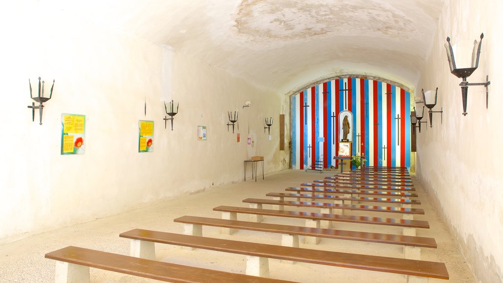 Mont Faron que incluye elementos religiosos, una iglesia o catedral y vistas interiores