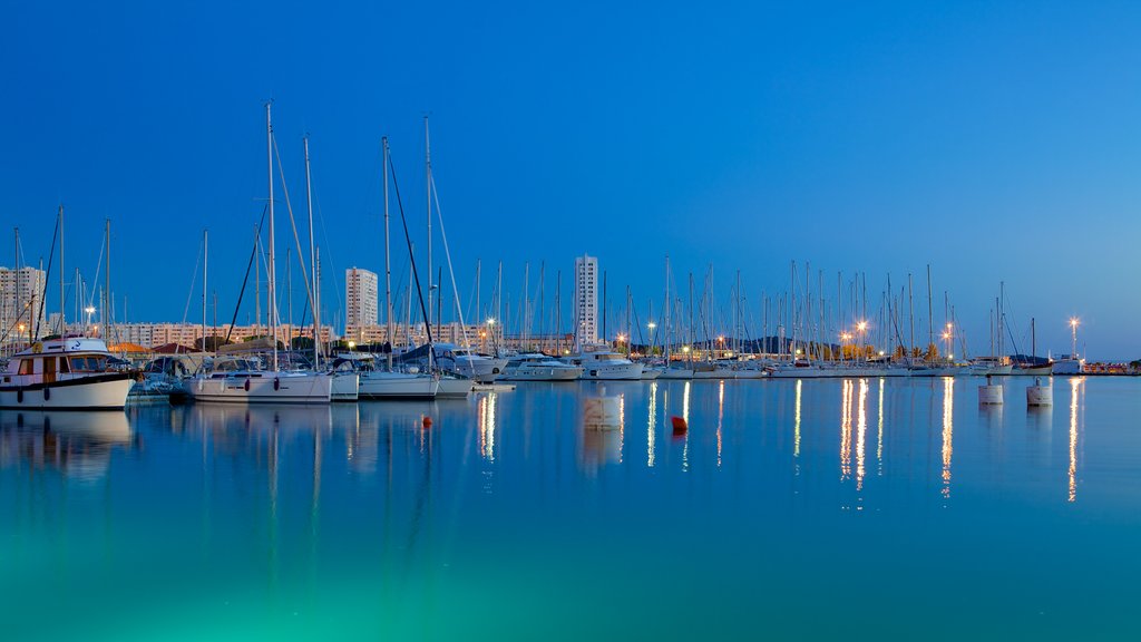 Puerto de Toulon que incluye vista general a la costa, un club náutico y velero