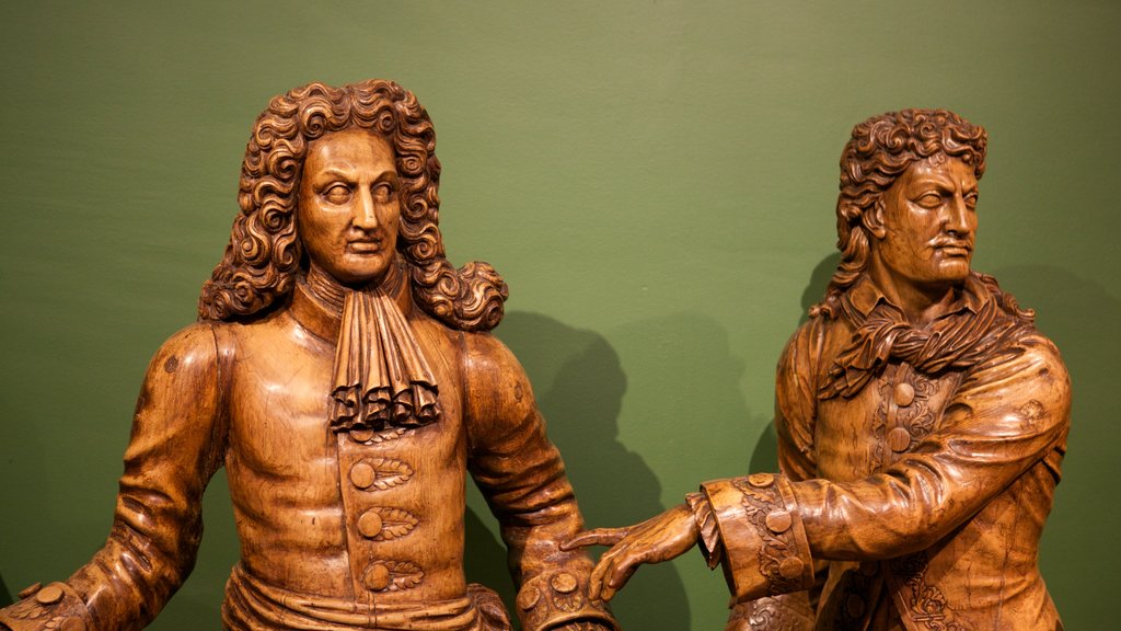 Musée National de la Marine ofreciendo vistas interiores y una estatua o escultura