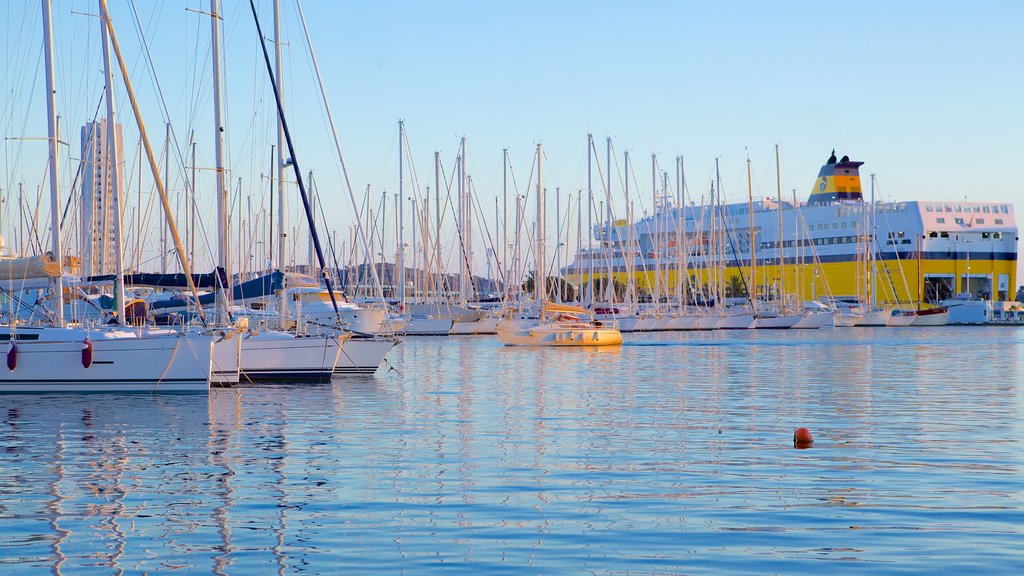 Toulon Marina menunjukkan marina, berlayar dan pemandangan umum pantai