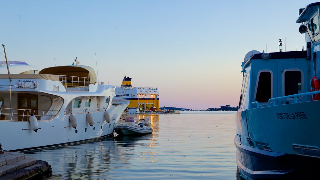 Jachthaven van Toulon bevat algemene kustgezichten en varen