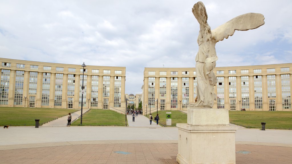 Esplanade de l\'Europe que inclui uma estátua ou escultura e uma praça ou plaza