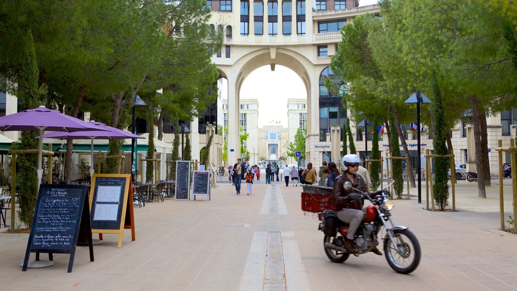 Esplanade de l\'Europe mostrando escenas urbanas y paseos en motocicleta y también un hombre