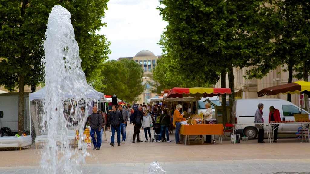 Esplanade de l\'Europe caratteristiche di strade e fontana cosi come un grande gruppo di persone