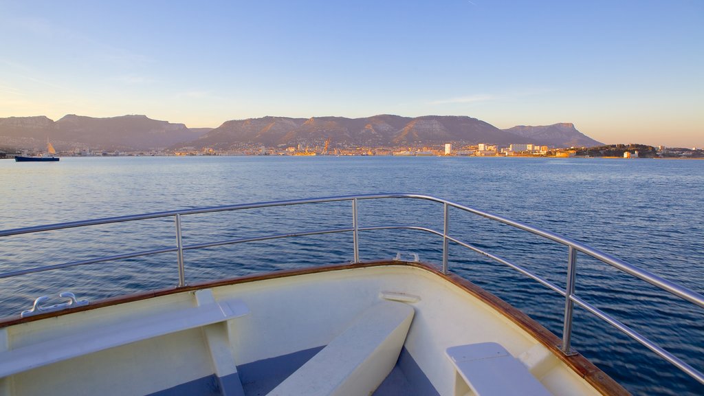 Provenza ofreciendo paseos en lancha, una ciudad costera y vistas generales de la costa