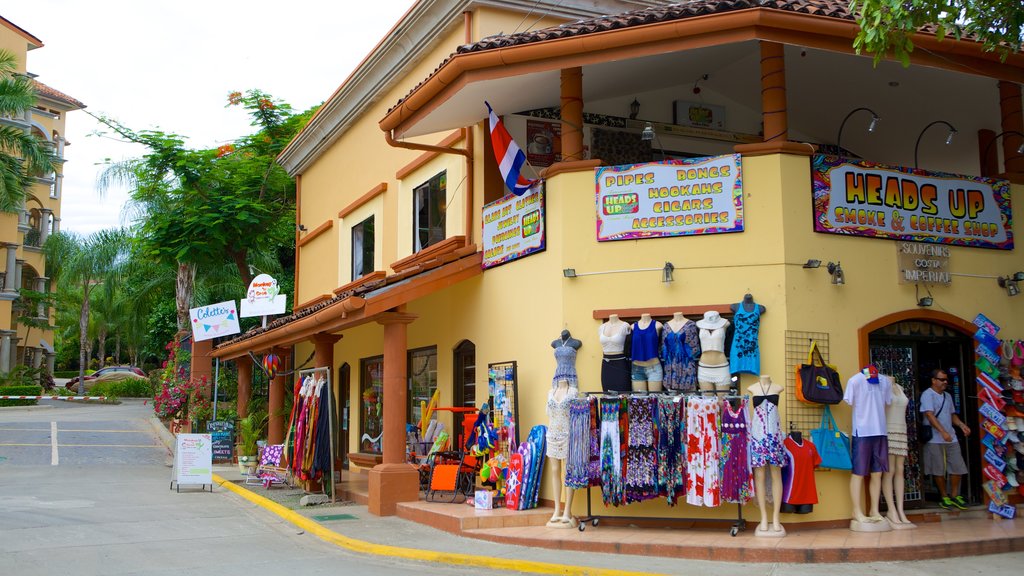 Tamarindo mostrando cenas de rua e compras