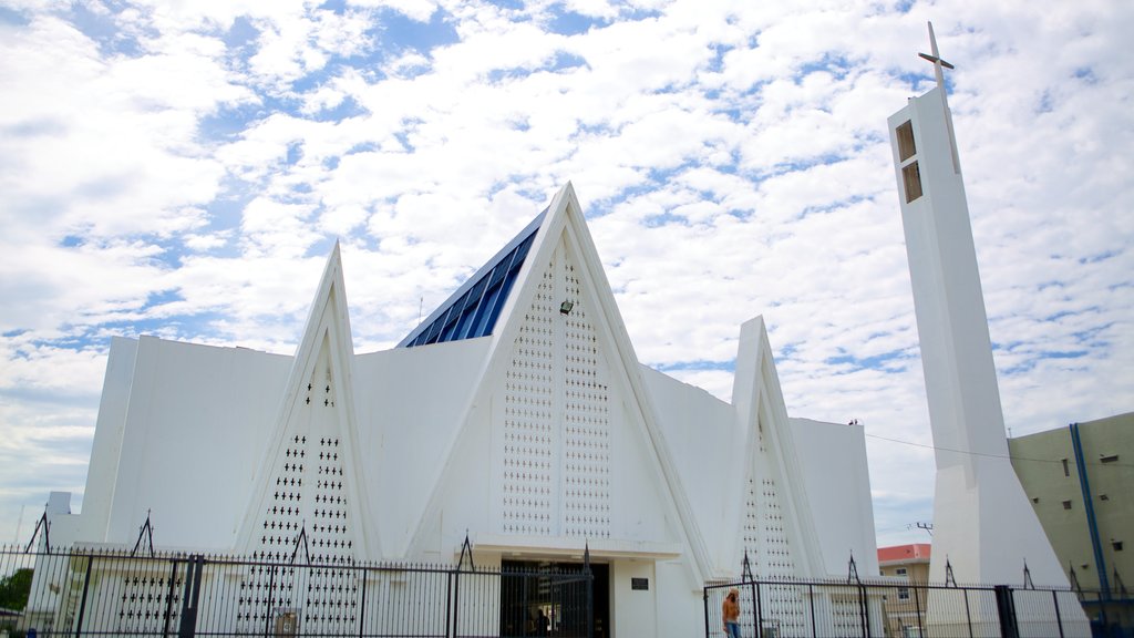 Liberia que inclui uma igreja ou catedral e aspectos religiosos