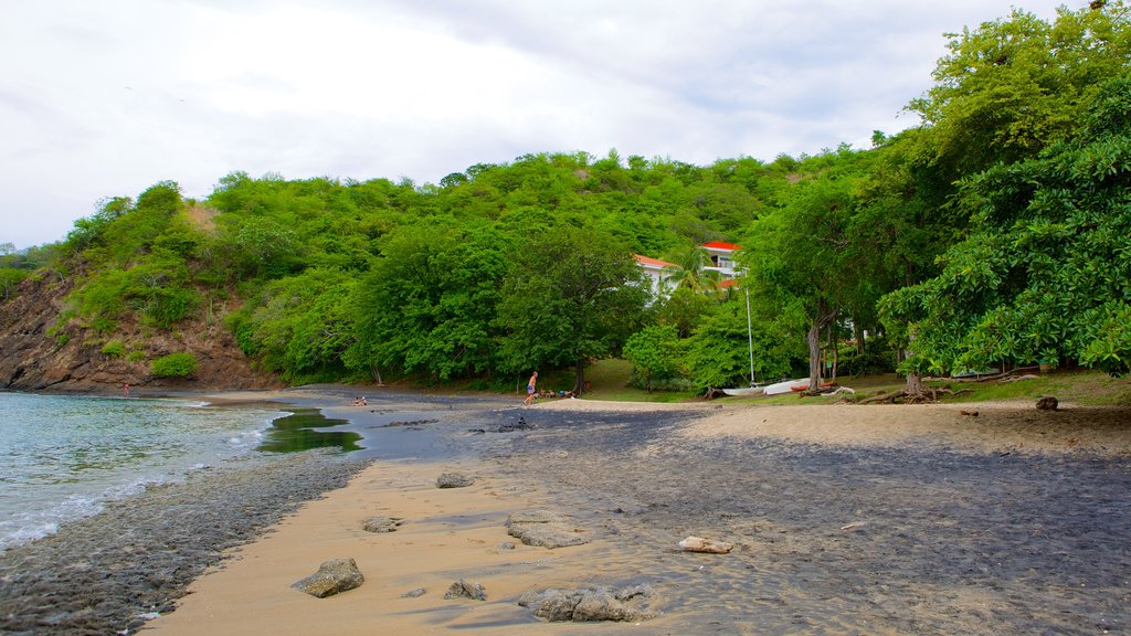 El Ocotal ofreciendo una playa de arena y una playa de piedras