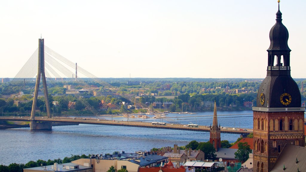 Eglise Saint-Pierre montrant paysages, un pont et une ville