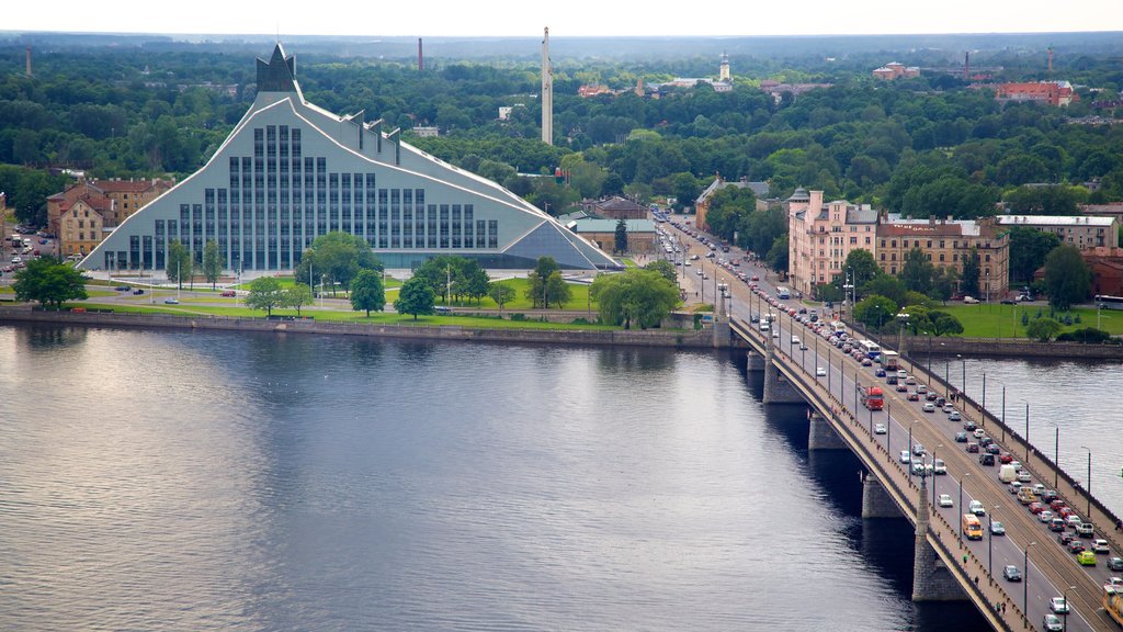 Riga mettant en vedette une rivière ou un ruisseau et un pont