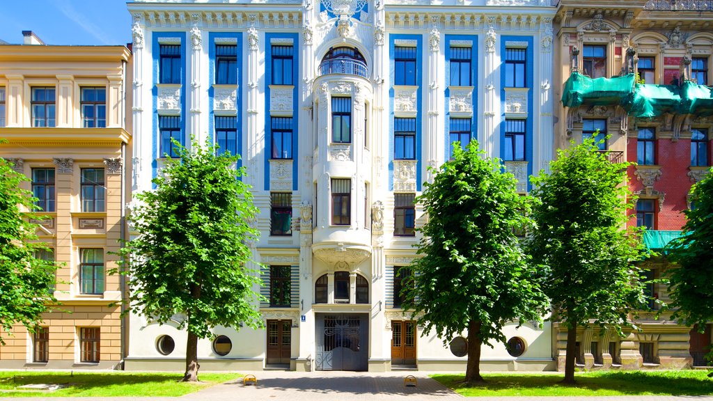 Riga showing street scenes, a house and heritage architecture