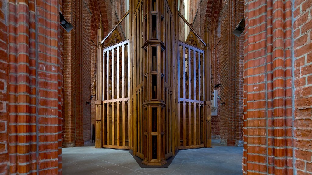 Iglesia de San Pedro que incluye vista interna, una iglesia o catedral y arquitectura patrimonial