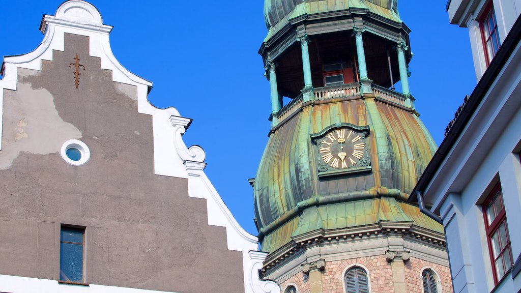 Petrikerk bevat een kerk of kathedraal