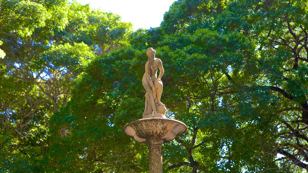 Passeio Publico showing a statue or sculpture