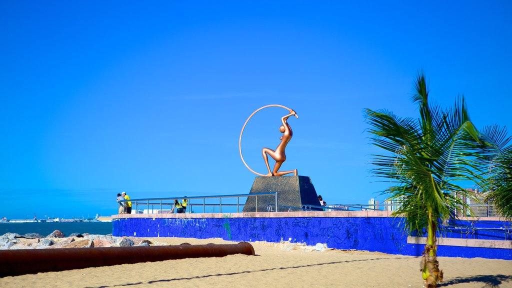 Fortaleza showing general coastal views and outdoor art