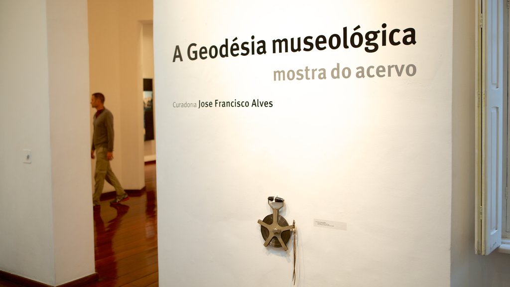 Museu de Arte Contemporânea que inclui sinalização e vistas internas