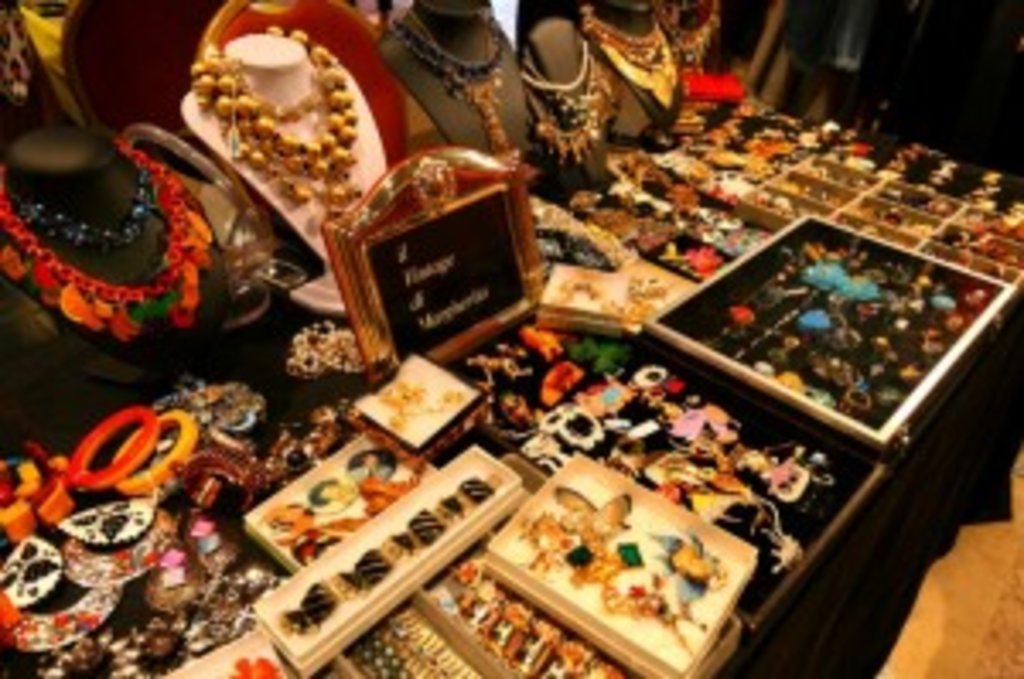  beautiful selection of vintage jewellery in Rome