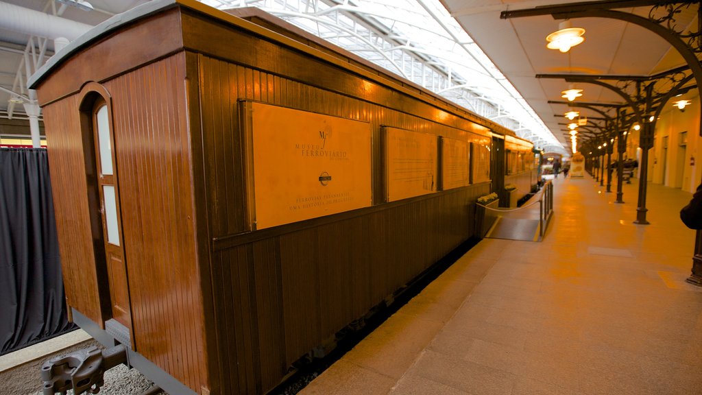 Museo Ferroviario ofreciendo vista interna y artículos ferroviarios