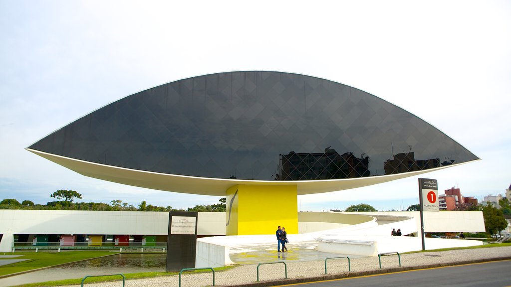 Oscar Niemeyer Museum showing outdoor art