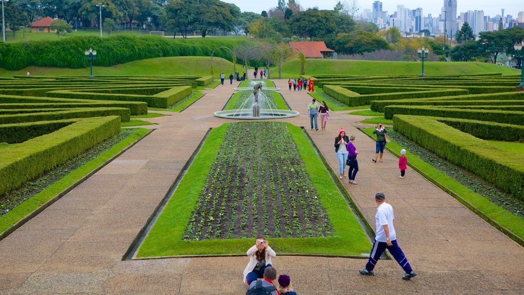 Botanical Garden of Curitiba showing a park as well as a large group of people