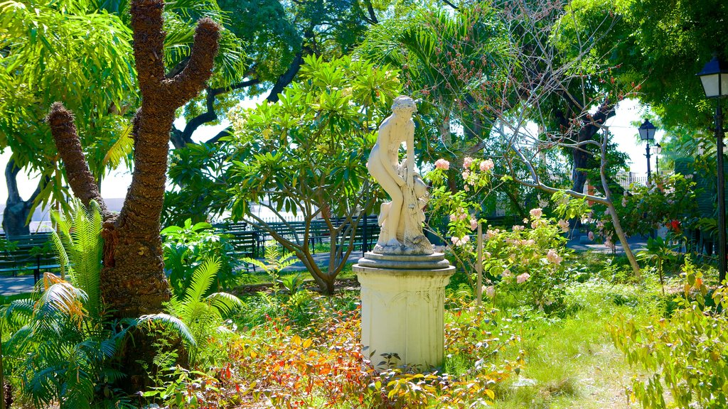 Passeio Público que incluye una estatua o escultura y jardín