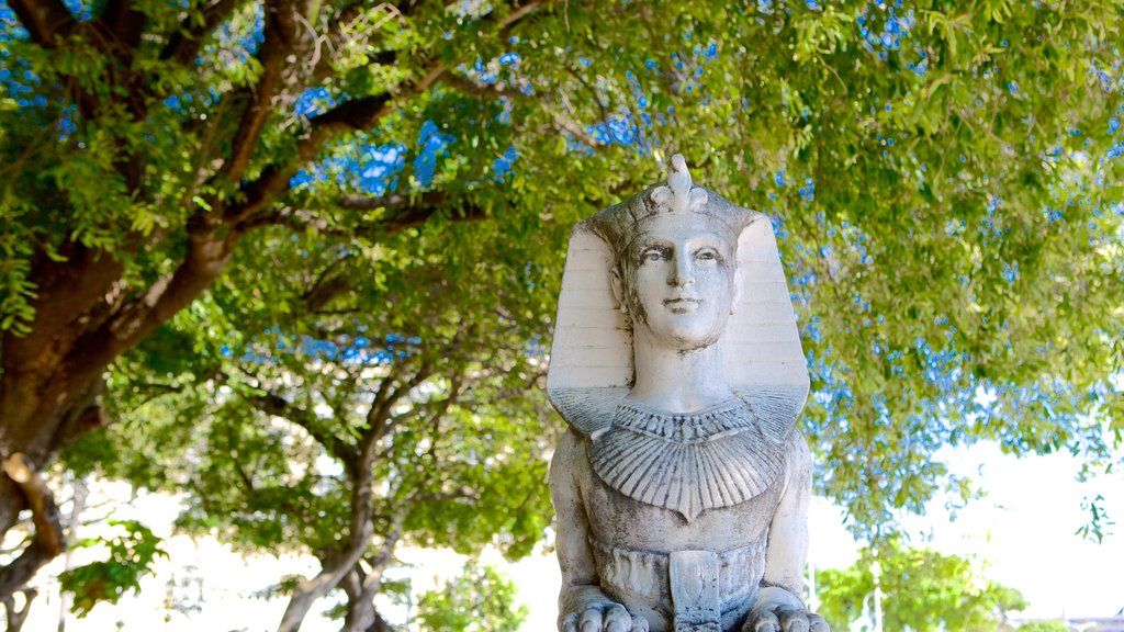 Passeio Publico og byder på en statue eller en skulptur