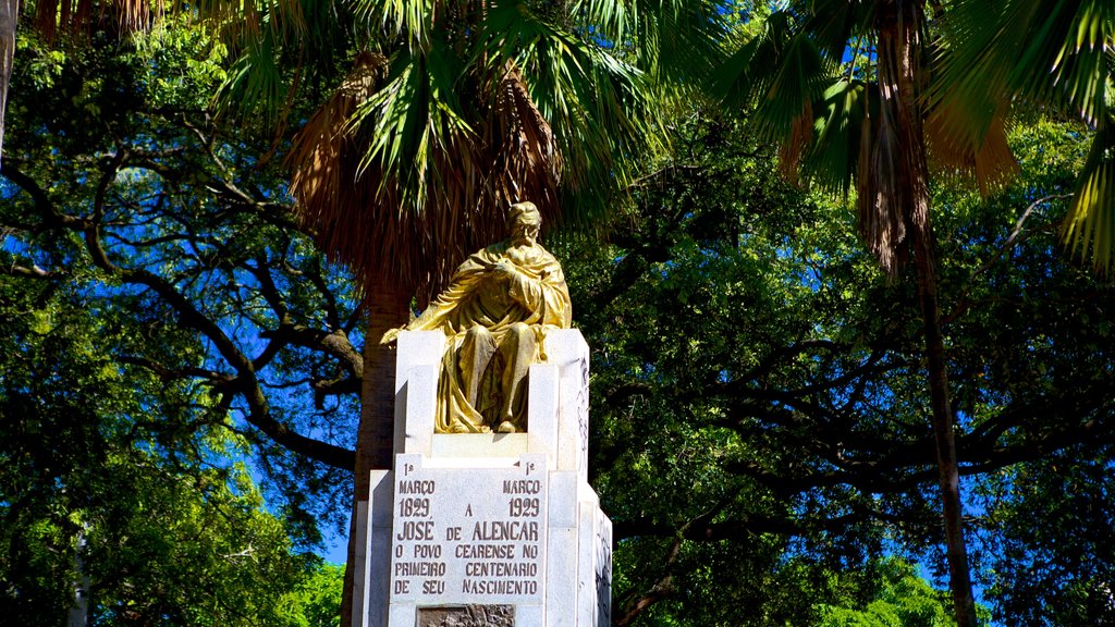 Passeio Público caracterizando uma estátua ou escultura